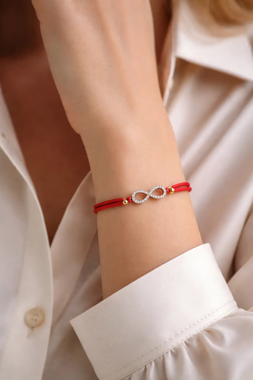 dziewczyna z czerwoną bransoletką